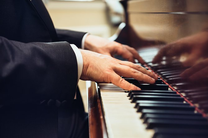 Fotografía de las manos de un pianista tocando